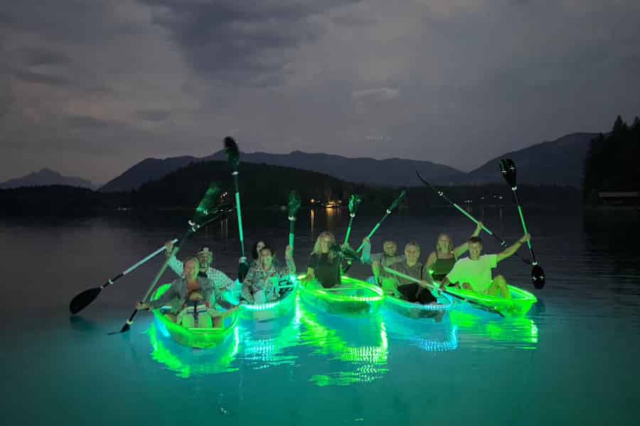 LED-beleuchtete Clear-Kajak-Tour bei Sonnenuntergang //Kalispell, MT//. Foto: GetYourGuide