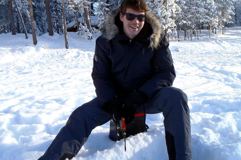 Pyhä: Eisfischen auf dem zugefrorenen SeePyhä: Eisfischen auf dem gefrorenen See