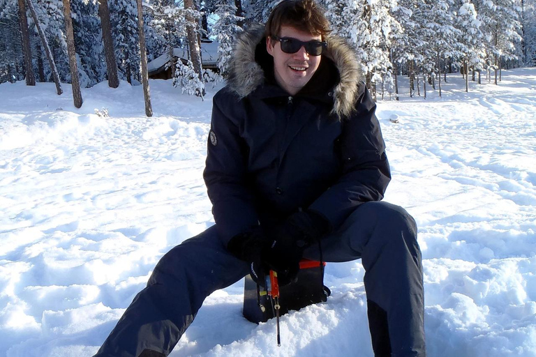 Pyhä: Eisfischen auf dem zugefrorenen SeePyhä: Eisfischen auf dem gefrorenen See