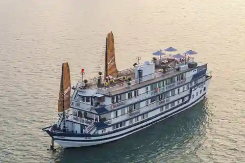 From Hanoi: 2-Day Bai Tu Long Bay by Signature Cruise