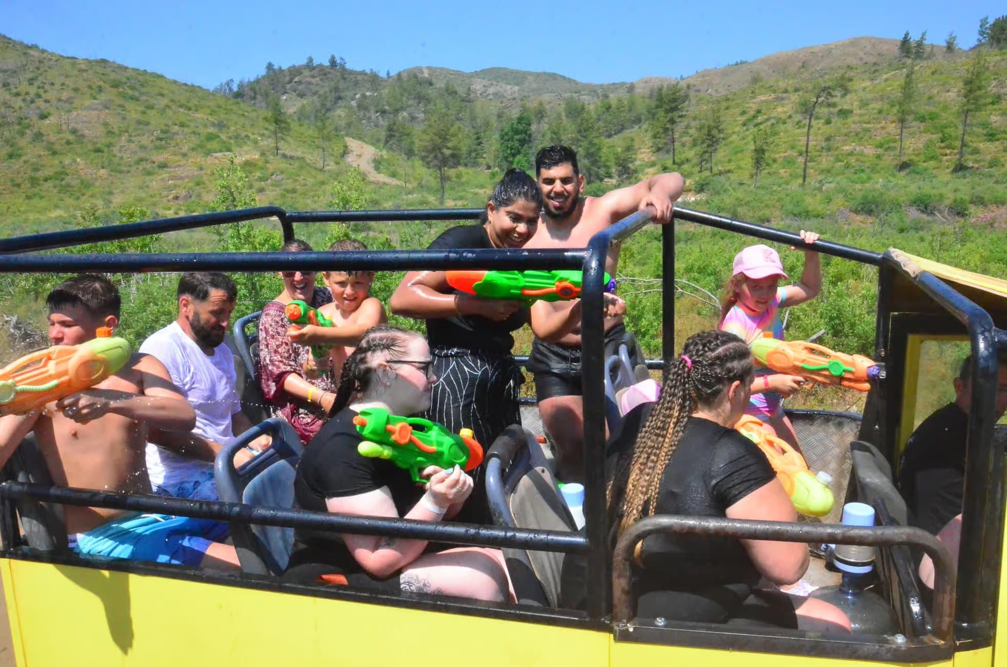 Side: Jeep-Safari-Tour mit Bootsfahrt, Wasserfall und Mittagessen