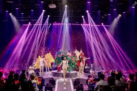 From Ho Chi Minh City: Cabaret Show with Tuk-Tuk Tour