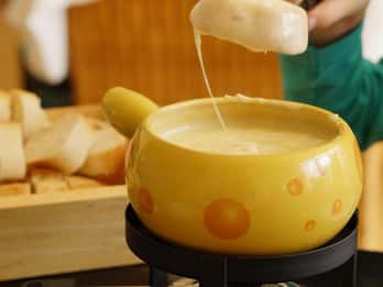 Traditionelles Schweizer Abendessen: Käsefondue, Vorspeisen/Dessert
