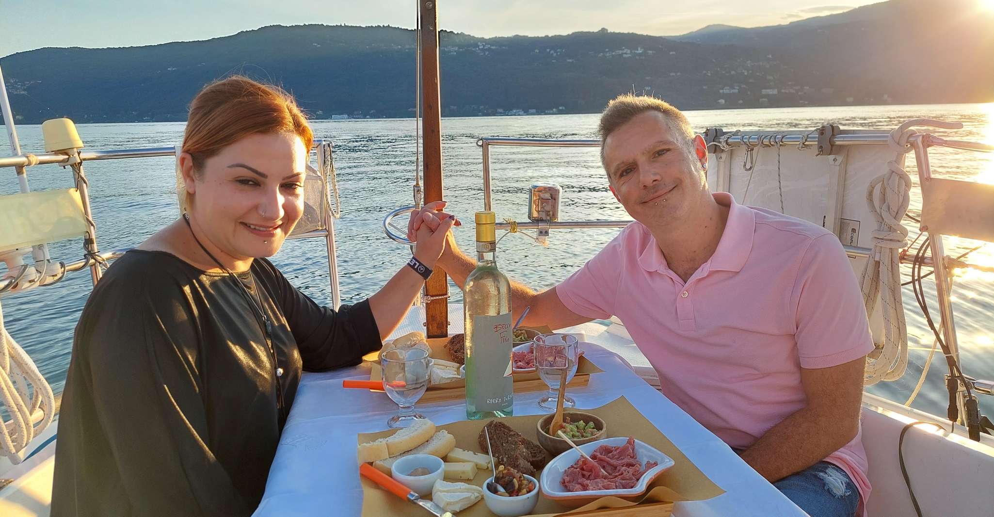 Aperitivo al tramonto in barca a vela sul Lago Maggiore con musica dal vivo