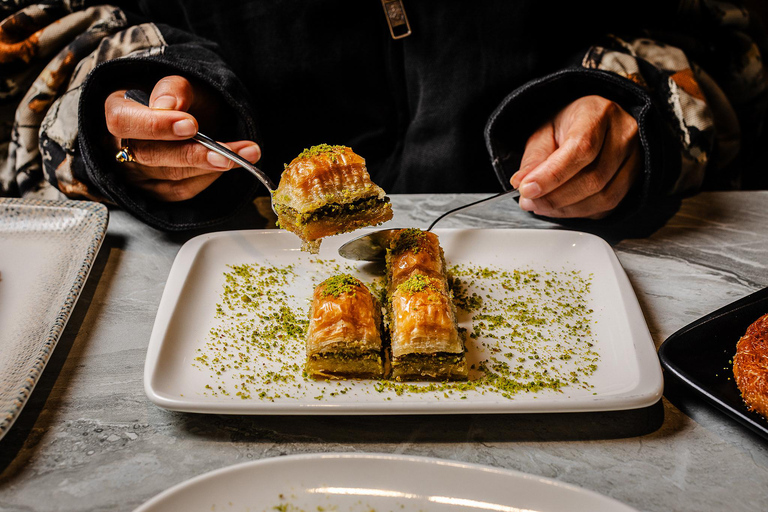 Istanbul: Bosphorus Bites Food Tour with 14+ Tastings