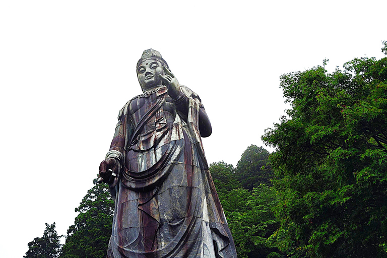 Nara: descubra un gigantesco Buda de piedra en las colinas boscosasNara: descubre un gigantesco Buda de piedra en las colinas boscosas
