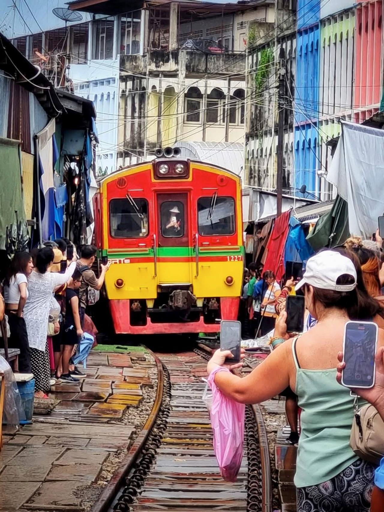 Der tolle Maeklong Railway Market [nur am Fr, Sa, So]