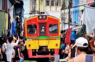 Der tolle Maeklong Railway Market [nur am Fr, Sa, So]