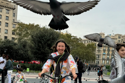 Barcelone : visite à vélo ou en vélo électrique, sites incontournables et anecdotes localesVisite privée