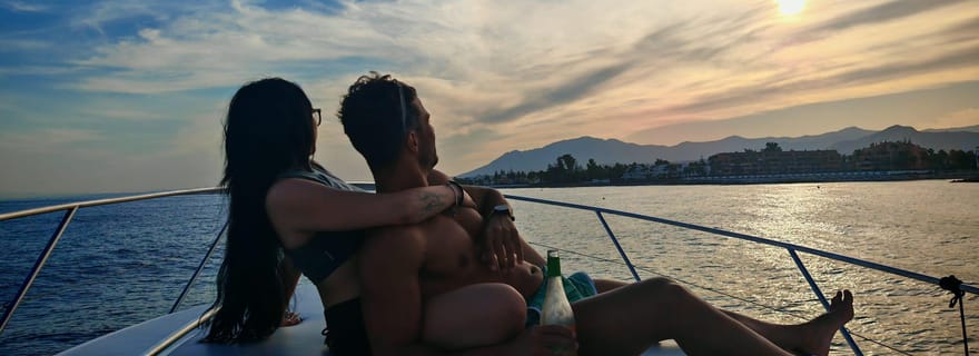 Marbella : coucher de soleil sur un yacht partagé avec cava et fraises