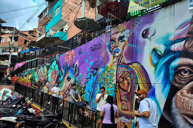 Medellín: Tour durch die Comuna 13, den Botero Park und den Metrocable mit einem lokalen Guide