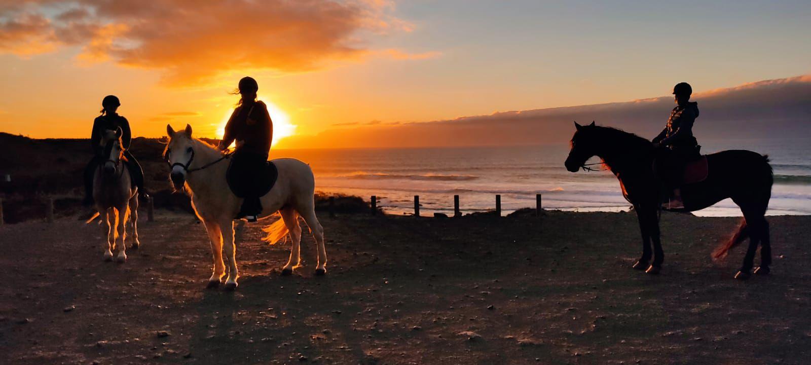 Ab Corralejo: VIP Golden Hour-Ausritt zur Steilküste El Cotillo