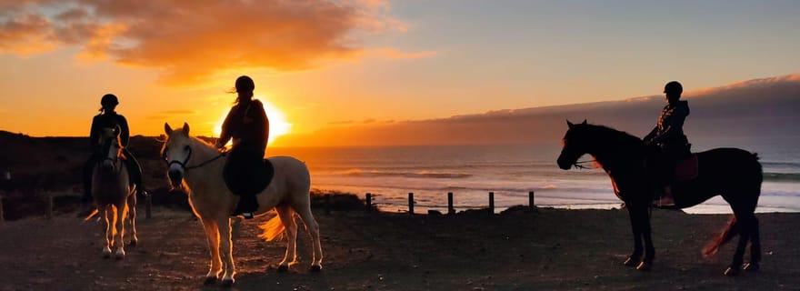 Au départ de Corralejo : balade à cheval VIP à l'heure dorée vers les falaises d'El Cotillo