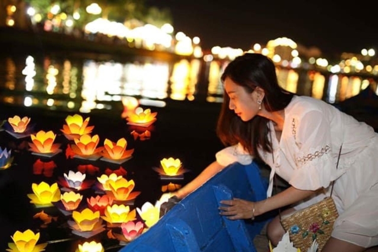 HoiAn: Nocny rejs łodzią po rzece Hoai z latarnią w kształcie kropli kwiatu