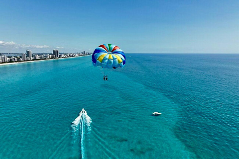 Miami Beach: passeio de barco parasailing em South BeachParasailing: Todas as taxas estão incluídas