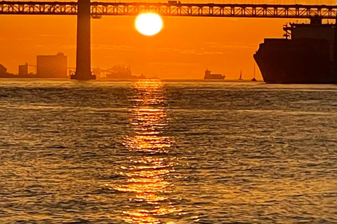 Lisboa:Sunset Sailing Tour at Tagus River with welcome drink
