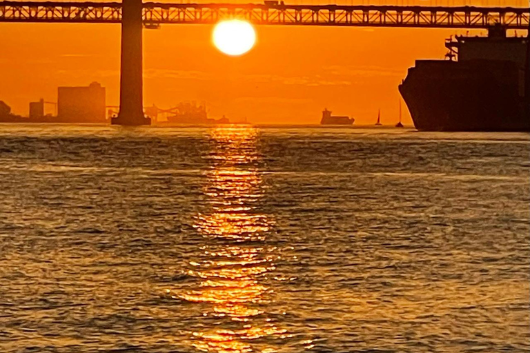 Lisboa:Sunset Sailing Tour at Tagus River with welcome drink