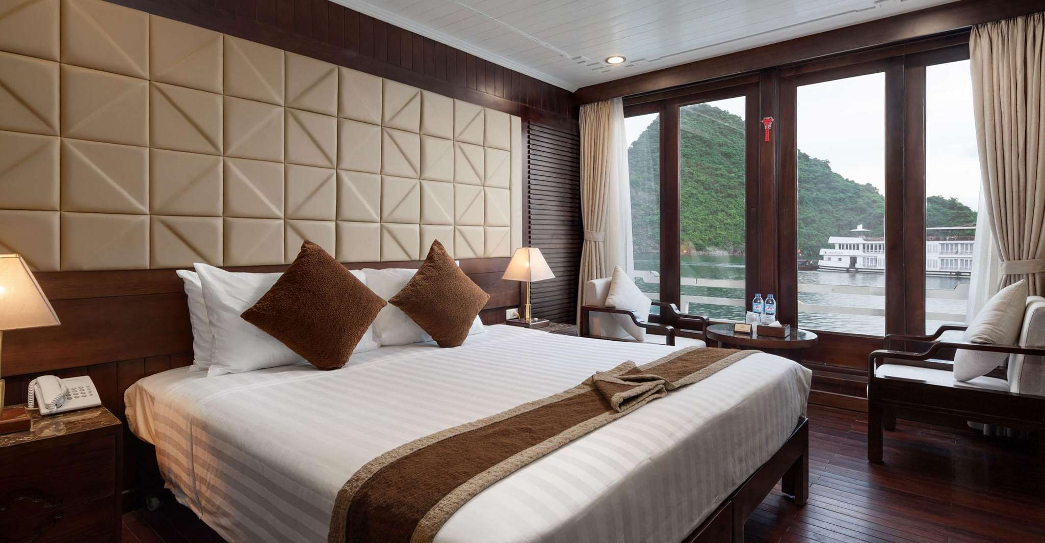 Crucero de 4 estrellas de 2 días, Bahía Halong con cueva de asombro, Isla Titop - Hizvo