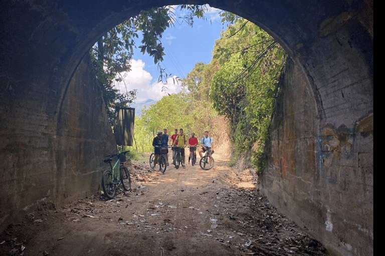 Medellín: Mountain Bike Tour with Lunch and Pickup