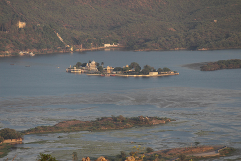 Udaipur: Private City Tour with Guide and Transfers