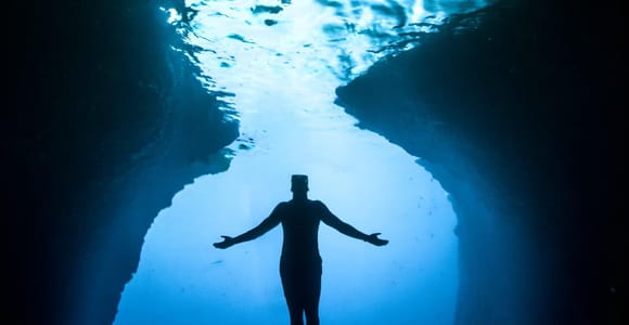 Makarska: 3-Inseln-Tour mit Schnellboot, Höhle und Blauer Lagune