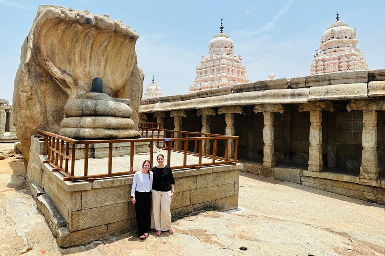 Sculture, arte e architettura di Lepakshi e Nandi HillsEsplora gli antichi templi di Lepakshi e le colline Nandi