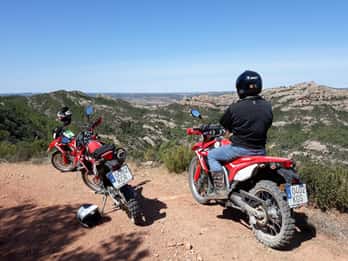 Cataluña: tour guiado en moto con equipo incluido