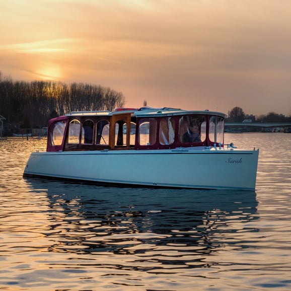 Amsterdam: guided Boat Tour with Stroopwafels + Drinks