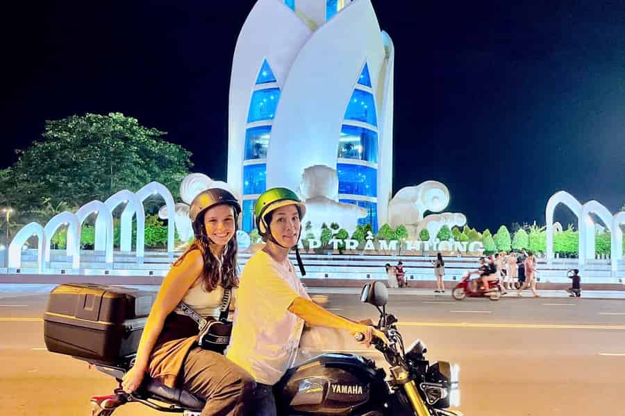 Nha Trang: Nachtliche Lebensmittelverkostung & Sightseeing mit dem Roller. Foto: GetYourGuide