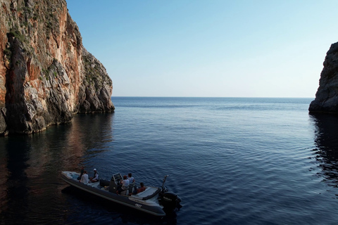 Mani Boats Kardamili - wypożycz łodzie z własnym napędem lub łodzie motorowe