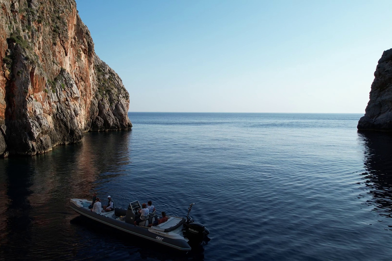 Mani Boats Kardamili - wypożycz łodzie z własnym napędem lub łodzie motorowe