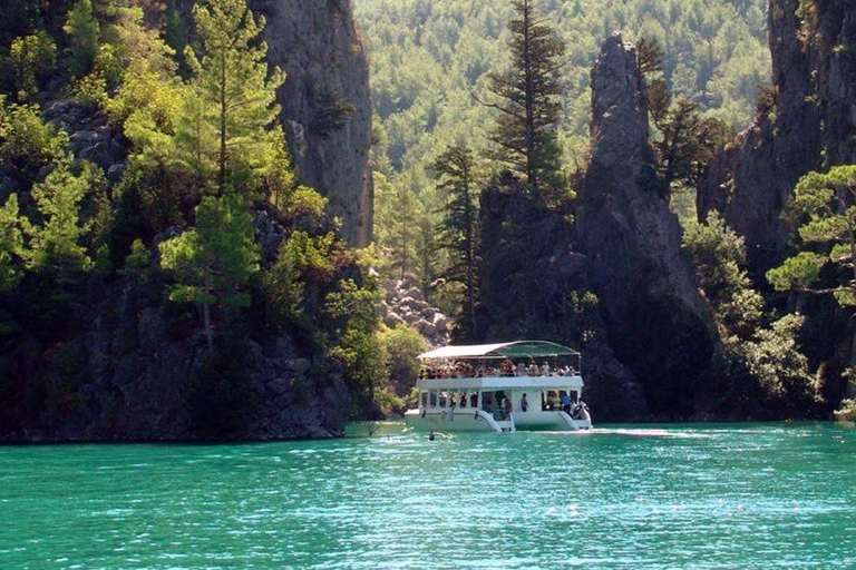 Alanya: Gita in barca nel canyon verde con pranzo e servizio di prelievo in hotel