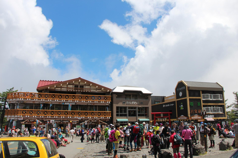 Tokyo : Excursion d'une journée à la 5e station du Mont Fuji, dans la région du Fuji et à Kawaguchiko8:20 Rendez-vous au bureau de poste de Shinjuku
