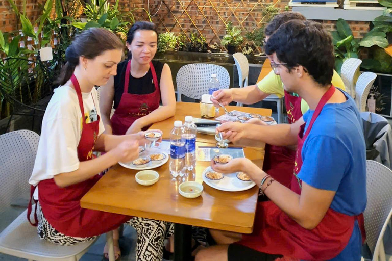 Clase de Cocina Casera y Cena con un Chef Local en la Ciudad de Hue