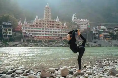 Early Morning 2 Hours Yoga Session In Rishikesh at Ghat