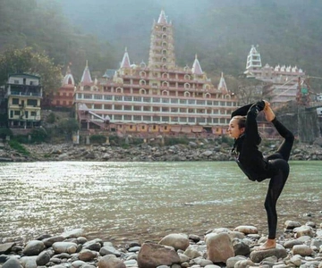 Early Morning 2 Hours Yoga Session In Rishikesh at Ghat