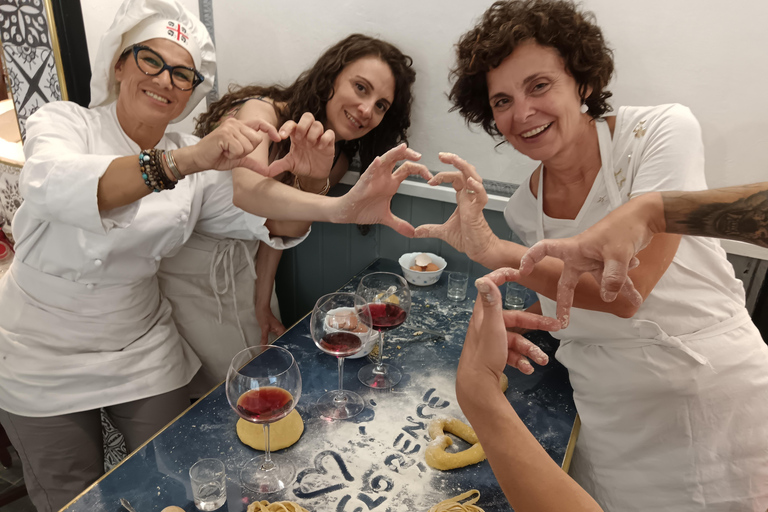 佛罗伦萨：意面制作课程，含晚餐、葡萄酒和... 唱歌！佛罗伦萨：意面制作课程，含晚餐、葡萄酒...还有歌唱！