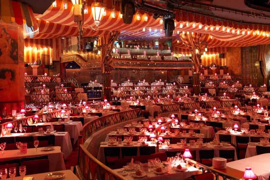 Paris: Moulin Rouge Dinner Show, Champagner und Transport. Foto: GetYourGuide
