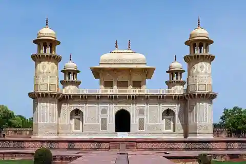 Agra: Baby Taj and Mehtab Bagh Sunset Viewpoint Tour