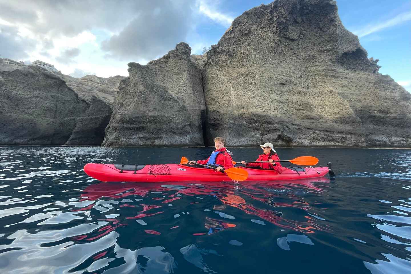 Santorini: South Sea Kayaking Tour with Sea Caves and Picnic