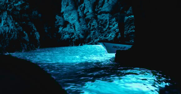 Split/Podstrana: Blaue Höhle, Hvar & 6 Inseln Speedboat Trip