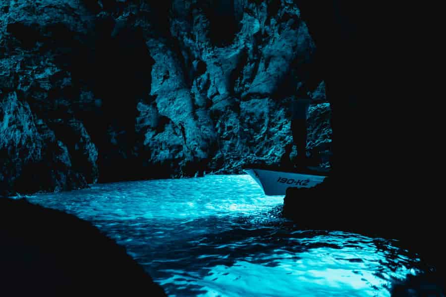 Von Split/Podstrana: Blaue Grotte, Hvar & 5 Inseln – Schnellboot-Tour. Foto: GetYourGuide Von Split/Podstrana: Blaue Grotte, Hvar & 5 Inseln – Schnellboot-Tour. Foto: GetYourGuide