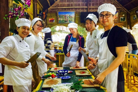 Hoi An: Corso di cucina tradizionale e pasto con la famiglia Cam Thanh