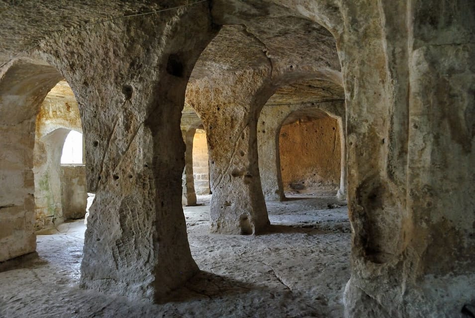 Gravina ingresso chiesa rupestre San Michele delle grotte