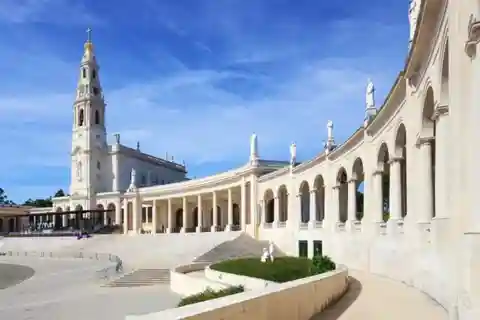 From Lisbon: Fatima, Nazare, and Obidos Day Trip