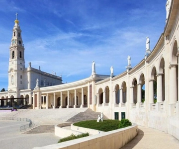 From Lisbon: Fatima, Nazare, and Obidos Day Trip