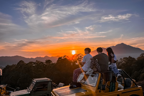 Bali: Mount Batur Jeep Sunrise and Hot Spring All InclusiveTour particular de jipe com traslado