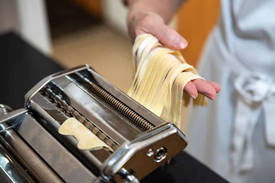 Louisville: Unterhaltsamer Pasta-Kochkurs in einer trendigen Bar vor Ort. Foto: GetYourGuide
