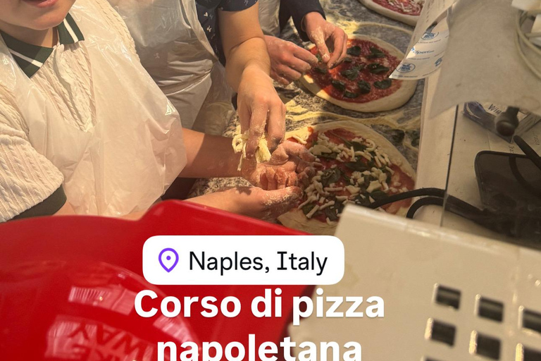 Nápoles: aula de pizza com vinho à discriçãoNápoles: aula de pizza com vinho ilimitado