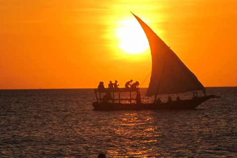 Sansibar: Maasai Dorf Tour mit Dhow Sunset Cruise